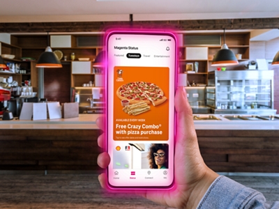 Un teléfono móvil con contorno magenta que muestra la sección T-Mobile Tuesdays de la app T-Life.