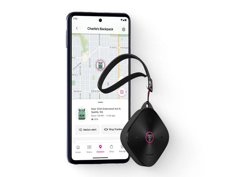 Dispositivo SyncUP TRACKER 2 junto a un teléfono.