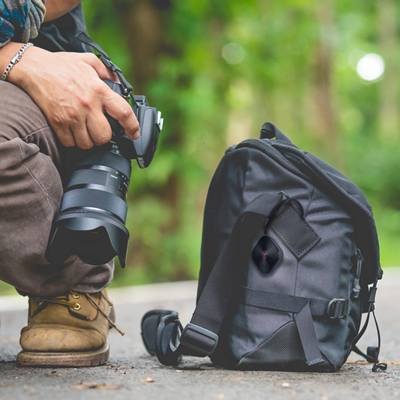 Una mujer estudia en una biblioteca con un rastreador SyncUP en su bolso.