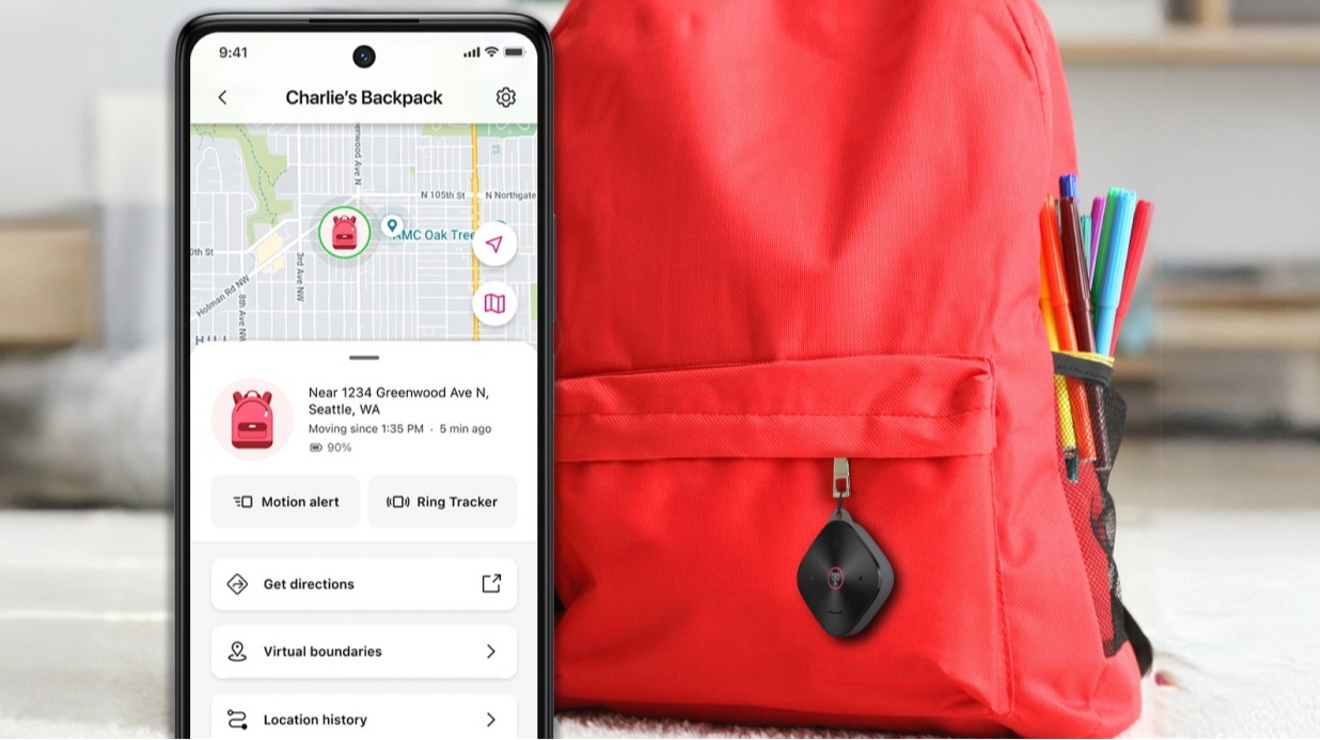 Teléfono móvil que muestra la interfaz de SyncUP TRACKER. Mochila con el dispositivo SyncUP TRACKER 2 sujeto al cierre.