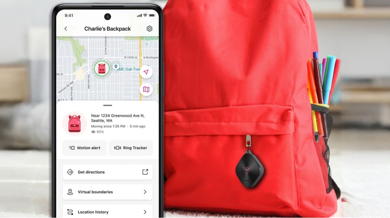 Teléfono móvil que muestra la interfaz de SyncUP TRACKER. Mochila con el dispositivo SyncUP TRACKER 2 sujeto al cierre.