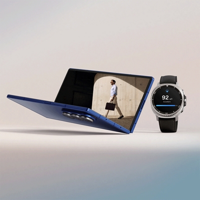 Un Samsung Galaxy Z Fold 7 apenas tocando el suelo, junto a un Galaxy Watch8.