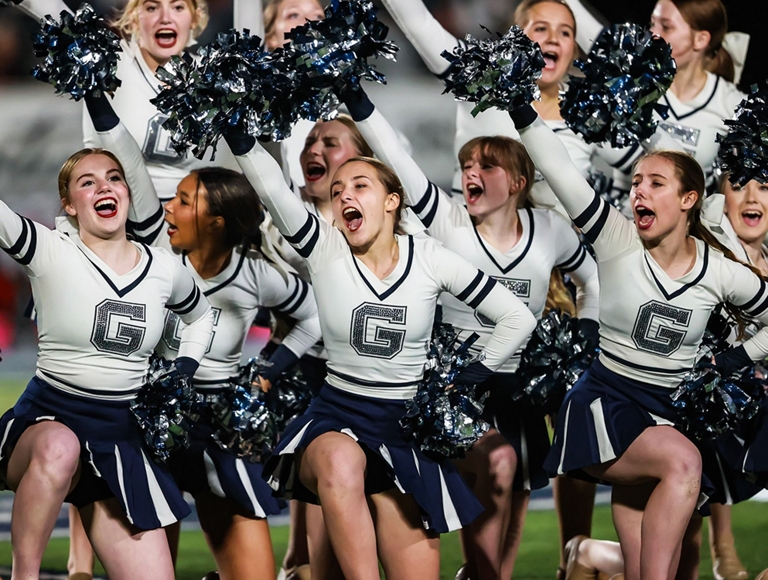 Las porristas de Greenwood High School presentan una rutina para la multitud durante un partido de fútbol.
