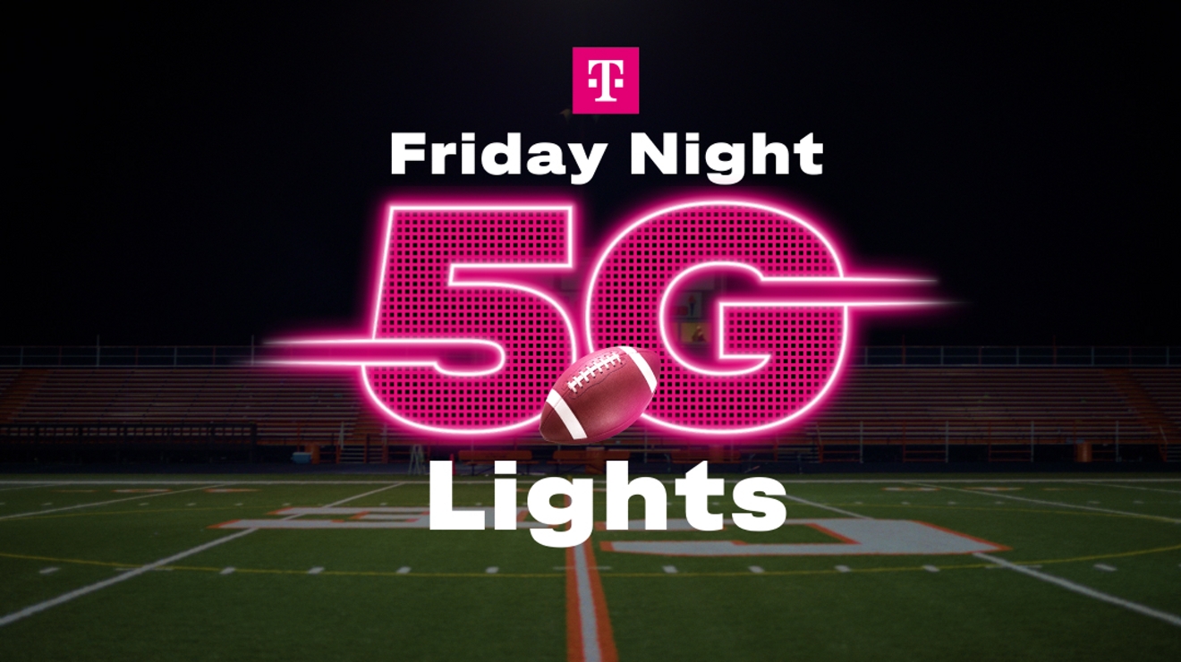 El logotipo de Friday Night 5G Lights sobre un campo de fútbol por la noche.