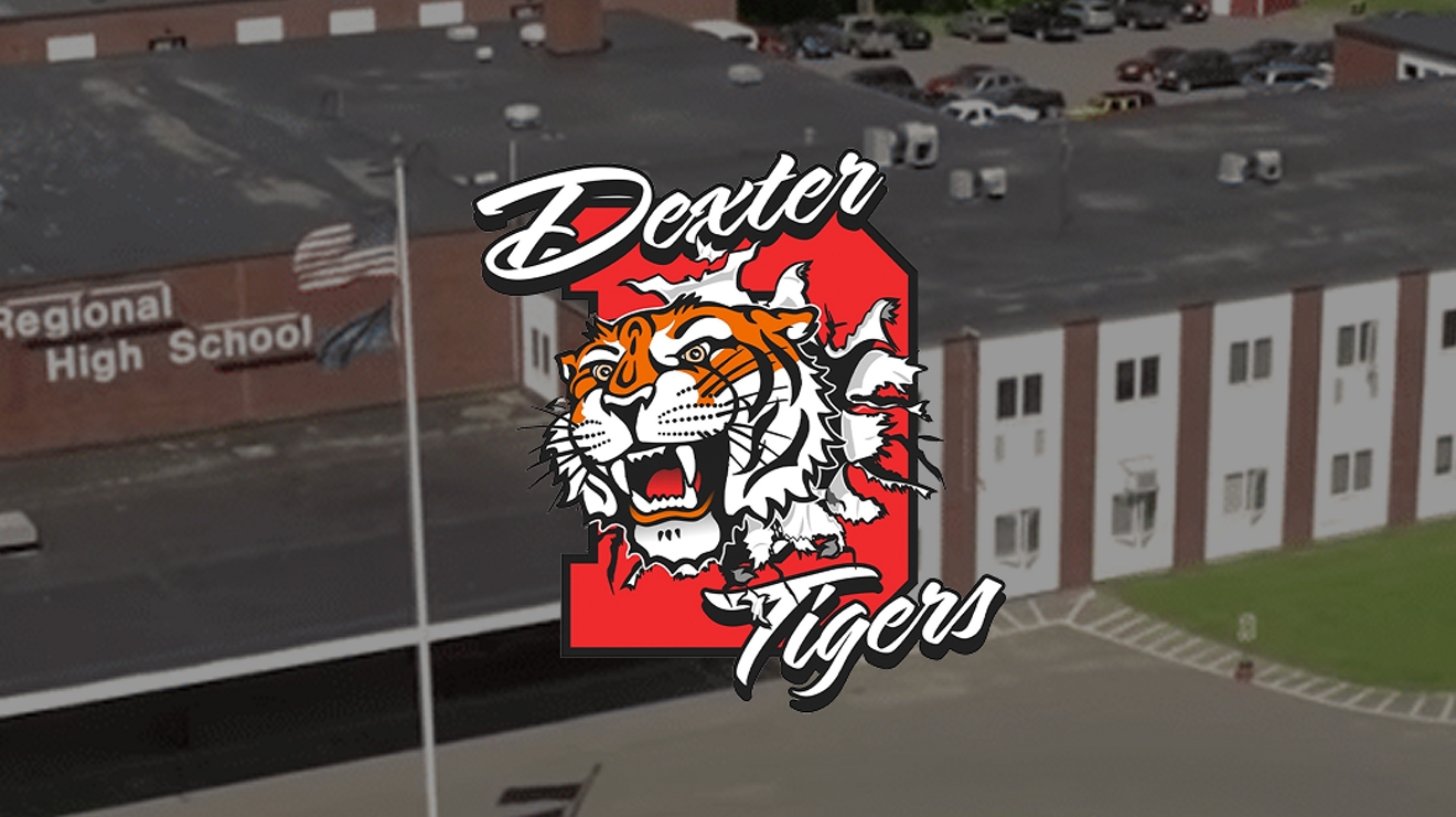 El logotipo de los Dexter Tigers sobre una vista aérea de la escuela preparatoria.