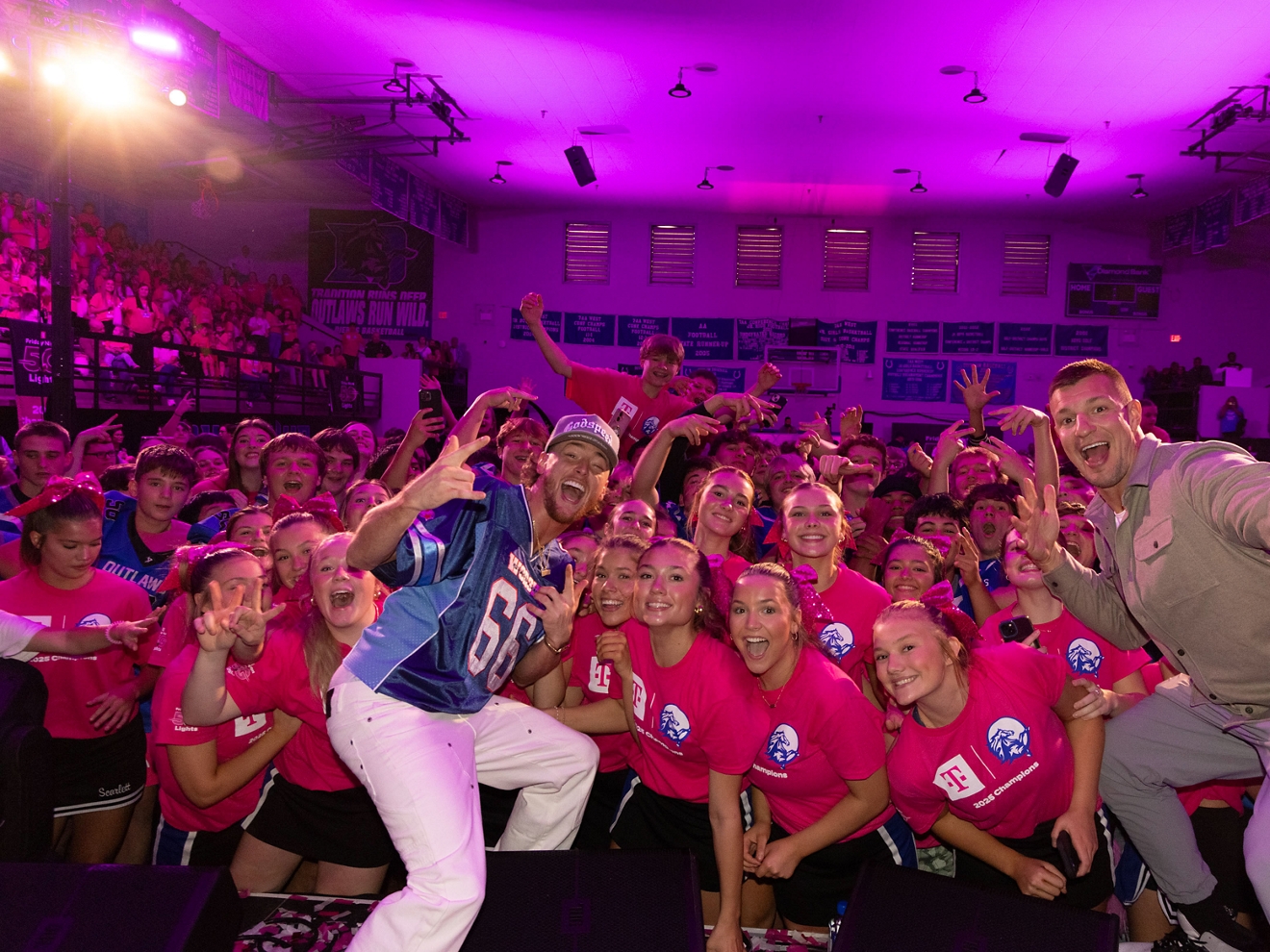 Un grupo de personas vestidas de magenta posa para una foto.