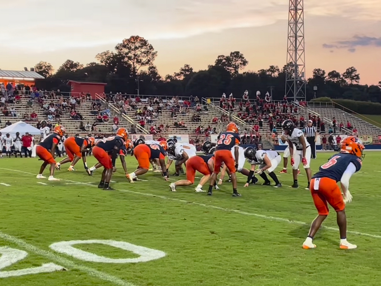 Dos equipos se colocan en posición en el campo.