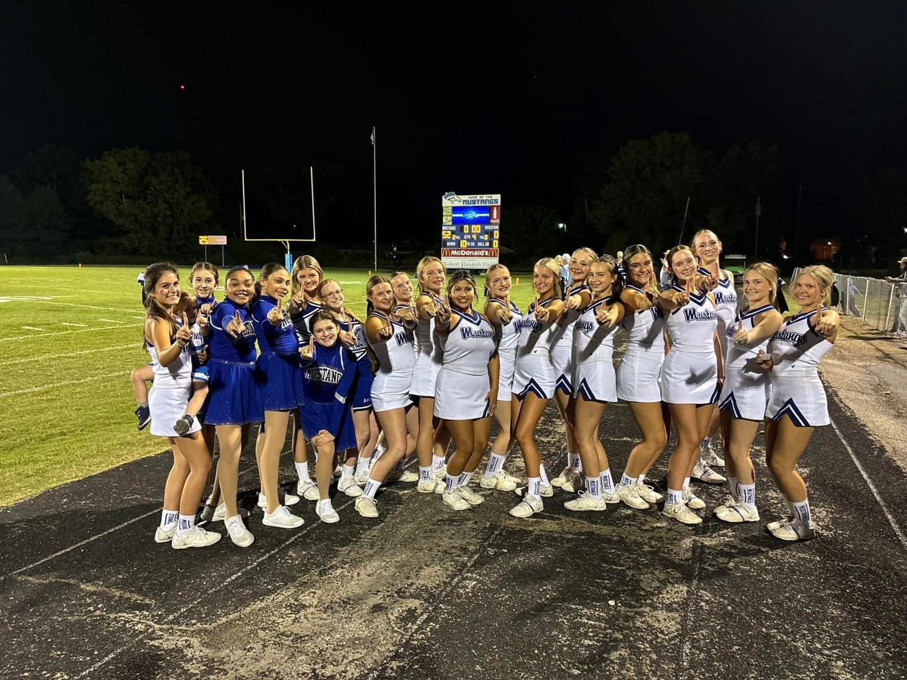 Un grupo de animadoras posa para una foto.