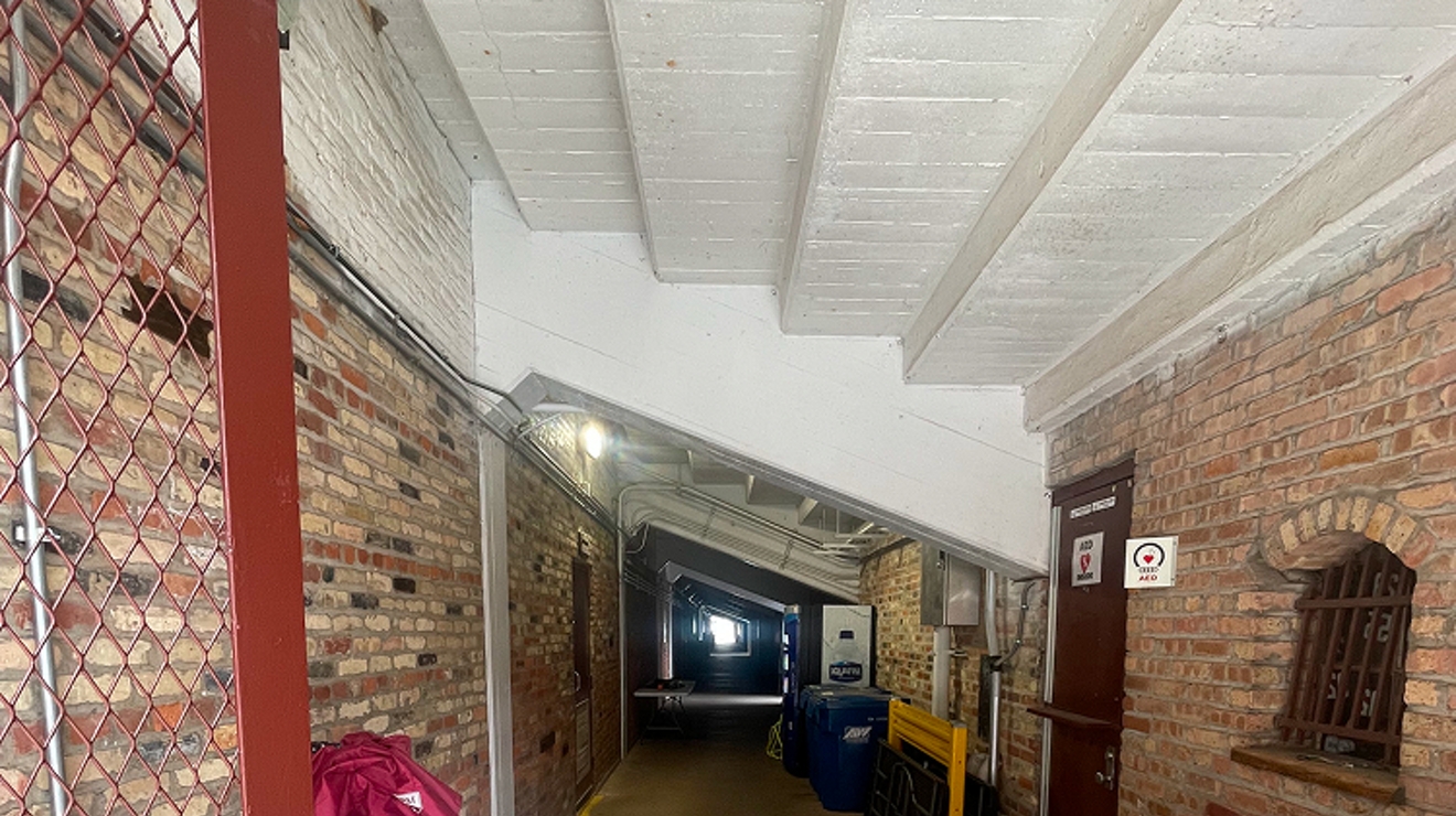 El interior de ladrillo del campo de fútbol de Mishawaka.