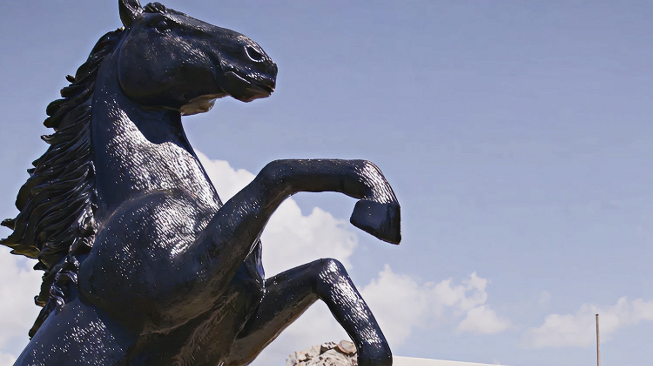 Gran estatua de un caballo contra el cielo