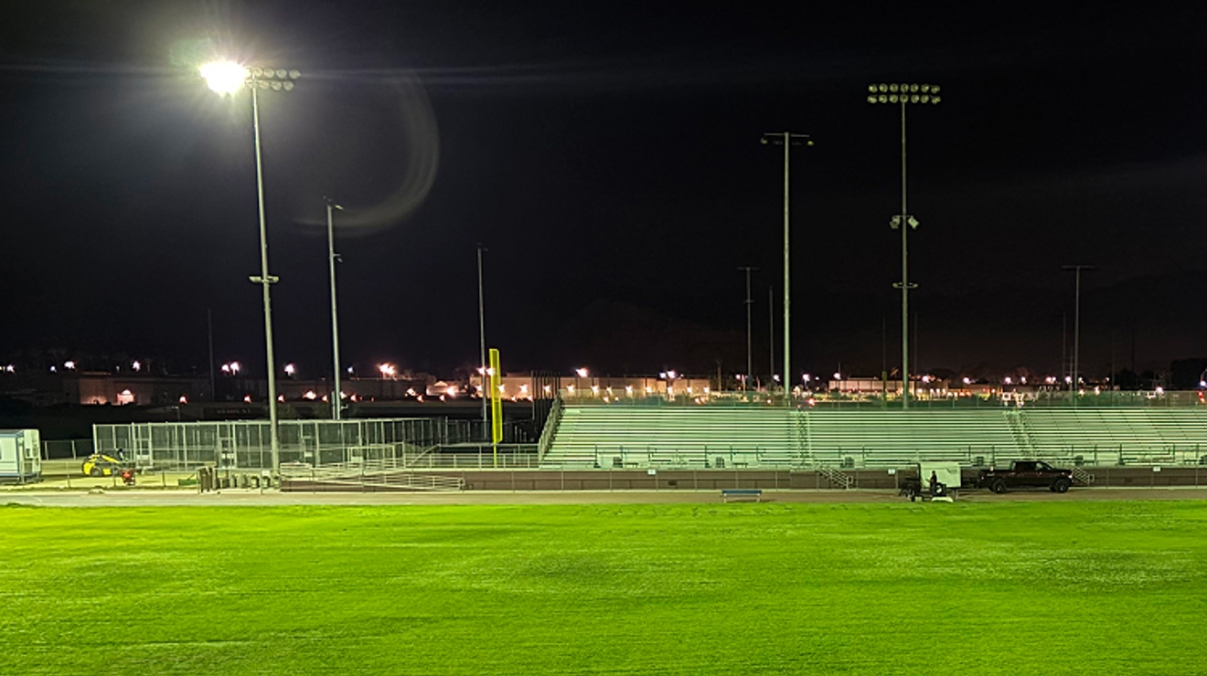 El campo de fútbol de La Quinta por la noche