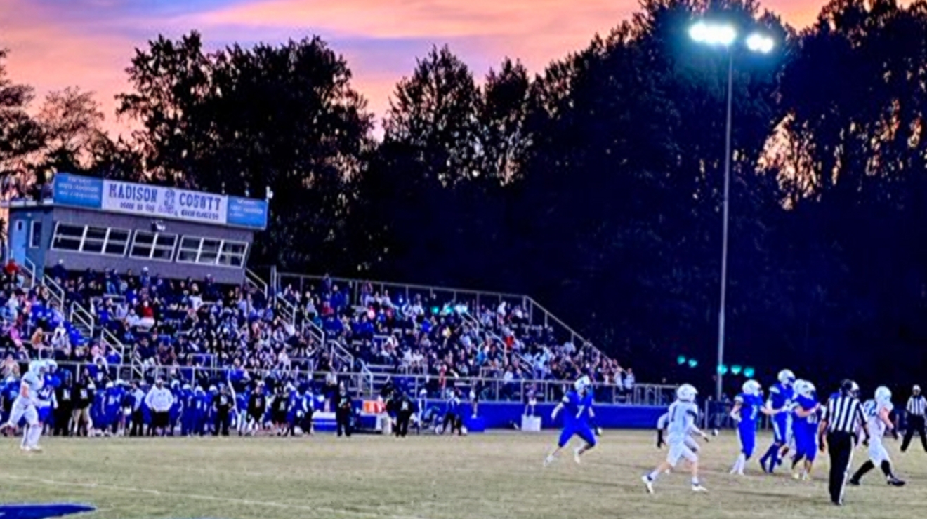 El campo de fútbol americano de Madison County High School al atardecer.