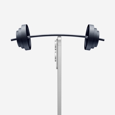 Una barra con seis pesas se balancea sobre un Galaxy S25 Edge.