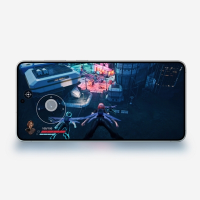 Se muestra un juego en la pantalla frontal, en posición horizontal, del Galaxy S25 Edge.