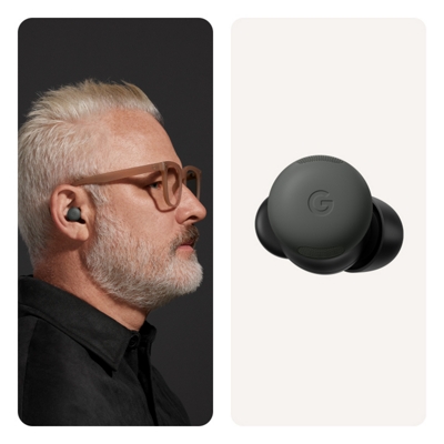 Una imagen dividida de un hombre con los Pixel Buds Pro 2 en el lado izquierdo y un audífono independiente en el lado derecho.