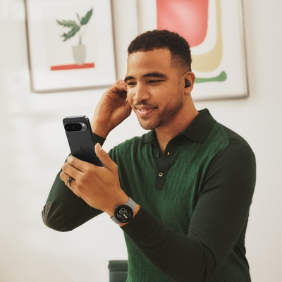 Un hombre ajustándose los Pixel Buds Pro 2 en los oídos.