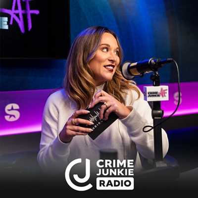Una mujer en un estudio de podcast hablando por un micrófono mientras sostiene una tarjeta y sonríe. El logotipo de Crime Junkie Radio aparece en la parte inferior.