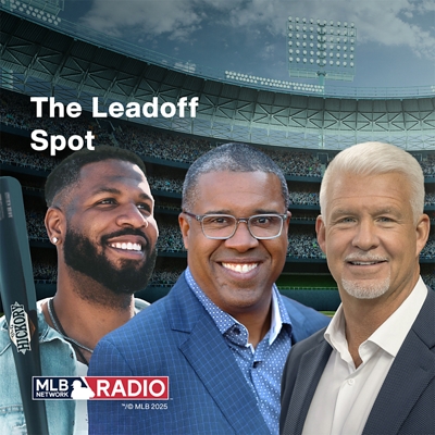 Tres hombres sonriendo delante de un fondo de estadio de béisbol con el texto "The Leadoff Spot". El logotipo de MLB Network Radio aparece en la esquina inferior izquierda.