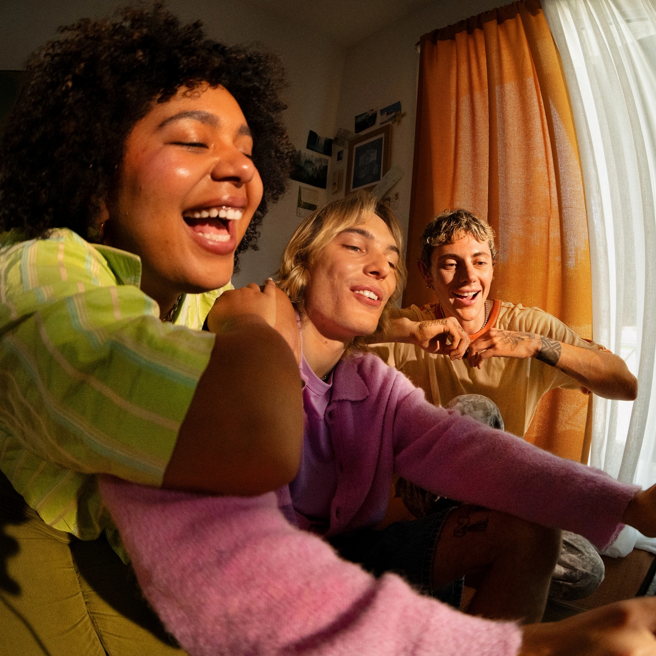 Un grupo de 3 jóvenes mira contenido en una tablet