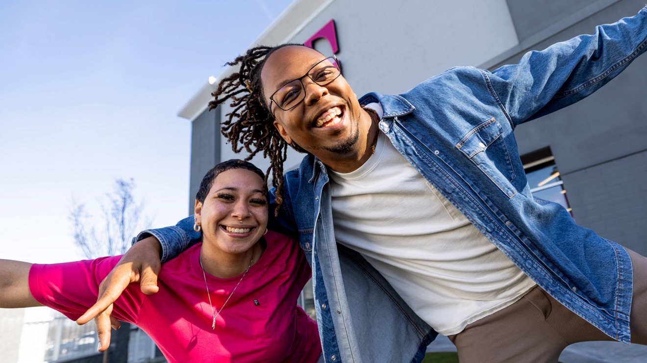Dos empleados de T-Mobile posando para una foto