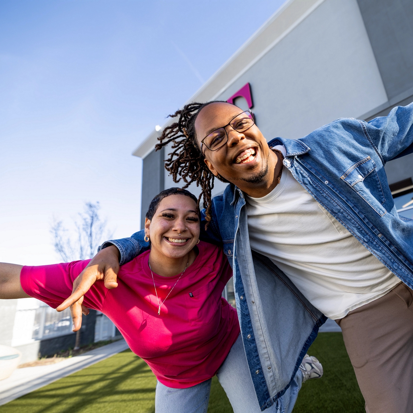 Dos empleados de T-Mobile posando para una foto