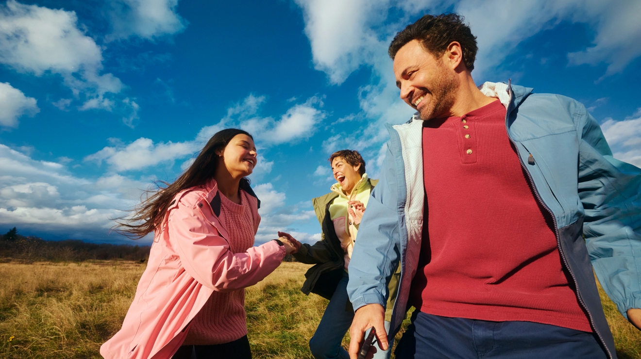 Familia disfruta de un día juntos en una gran pradera