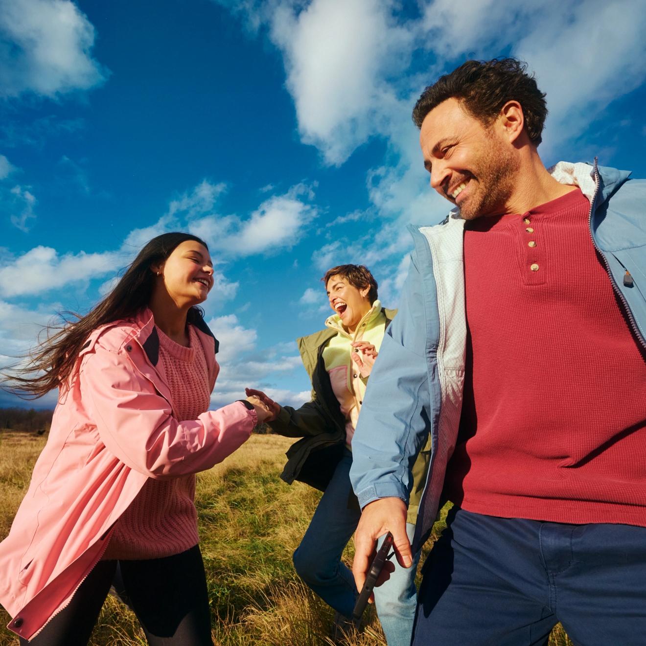 Familia disfruta de un día juntos en una gran pradera