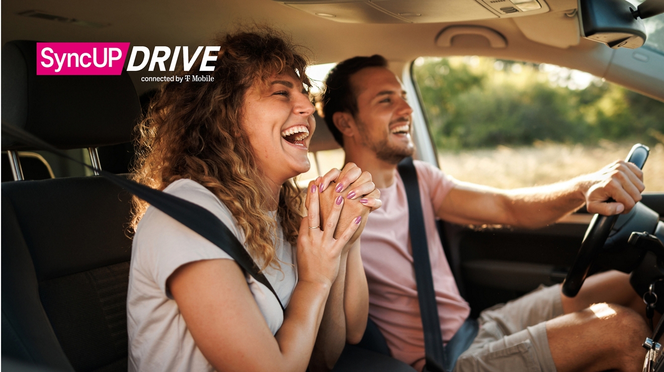 Pareja conduciendo un auto con las ventanas abiertas