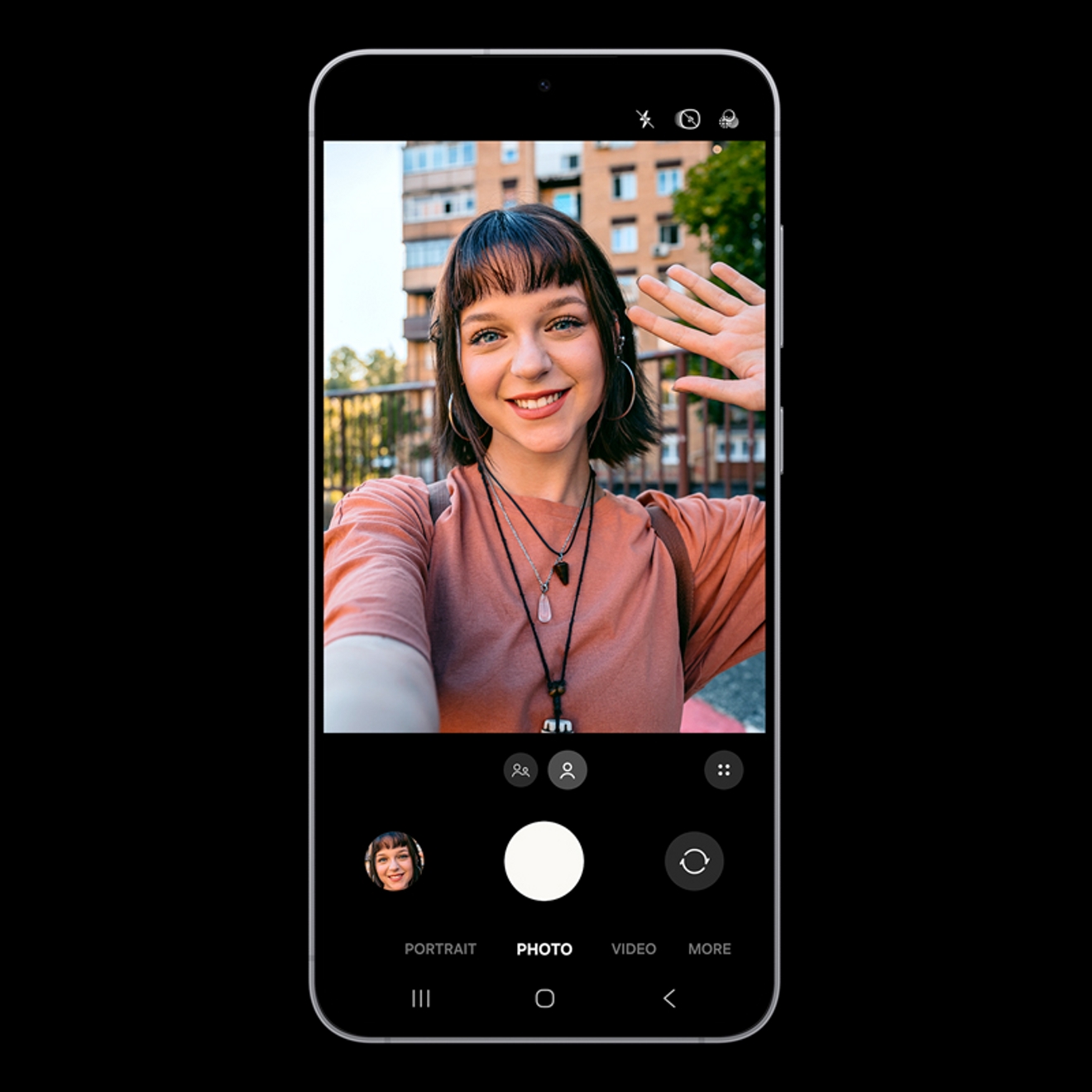 Persona vista a través de la cámara de un teléfono en modo selfie.