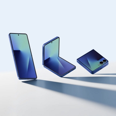 Tres smartphones Galaxy Z Flip7 azules colocados en fila, uno abierto por completo, otro doblado en forma de "L" y otro completamente plegado por la mitad.