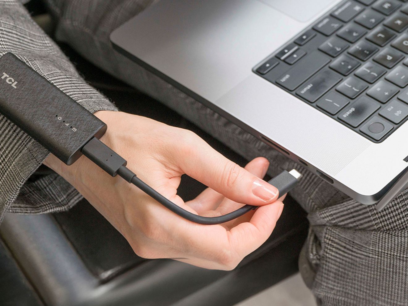 Una persona conecta un dispositivo Linkport a una laptop