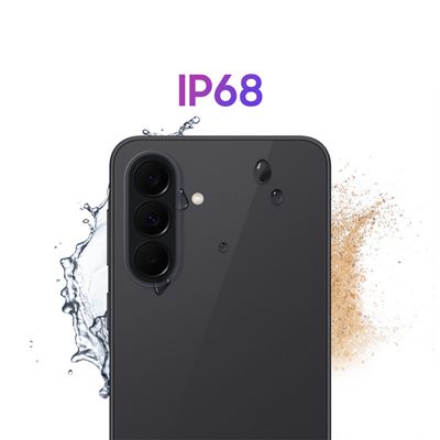 Primer plano de la cámara trasera de un smartphone con salpicaduras de agua y partículas de polvo, lo que pone de relieve la clasificación IP68.