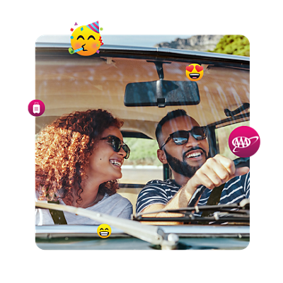 Una pareja sonriendo mientras conduce, rodeados de emojis.