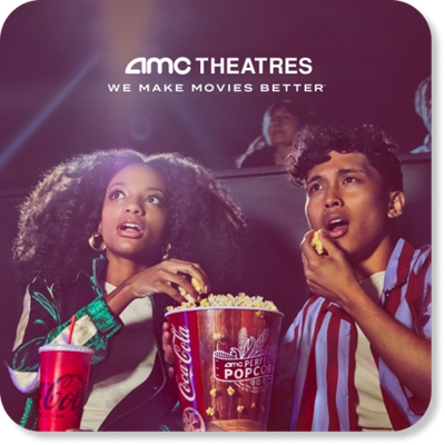 Dos personas comiendo palomitas de maíz en un cine.