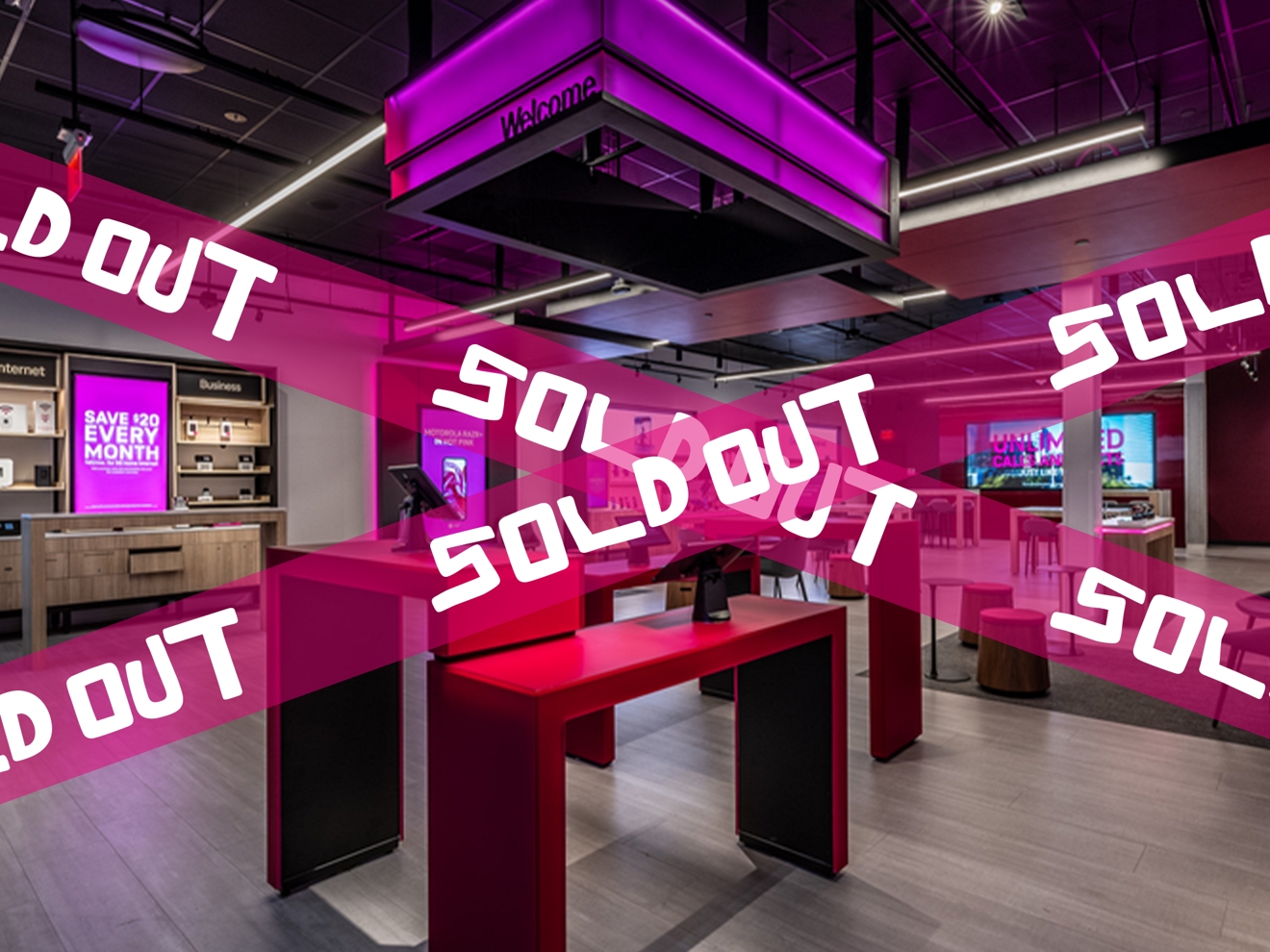 La tienda T-Mobile Experience Store de Alderwood Mall cubierta con cinta magenta con las palabras "agotado" impresas.