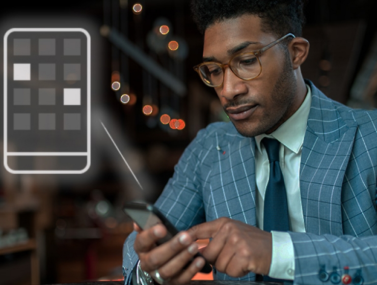 Hombre mirando su teléfono