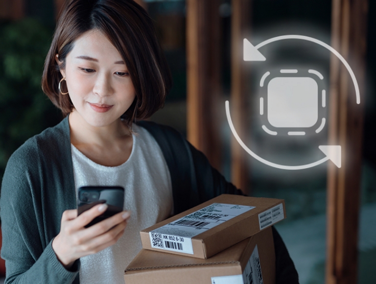 una mujer mirando su teléfono