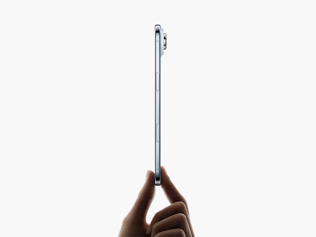 Vista lateral del iPhone Air azul cielo, que demuestra que es el iPhone más delgado hasta la fecha.