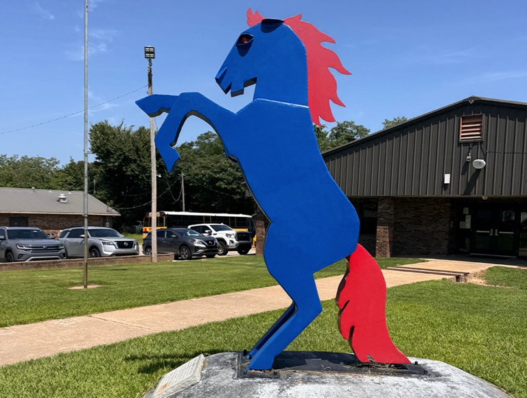 Escultura de caballo azul y rojo de la mascota de Arkoma High School