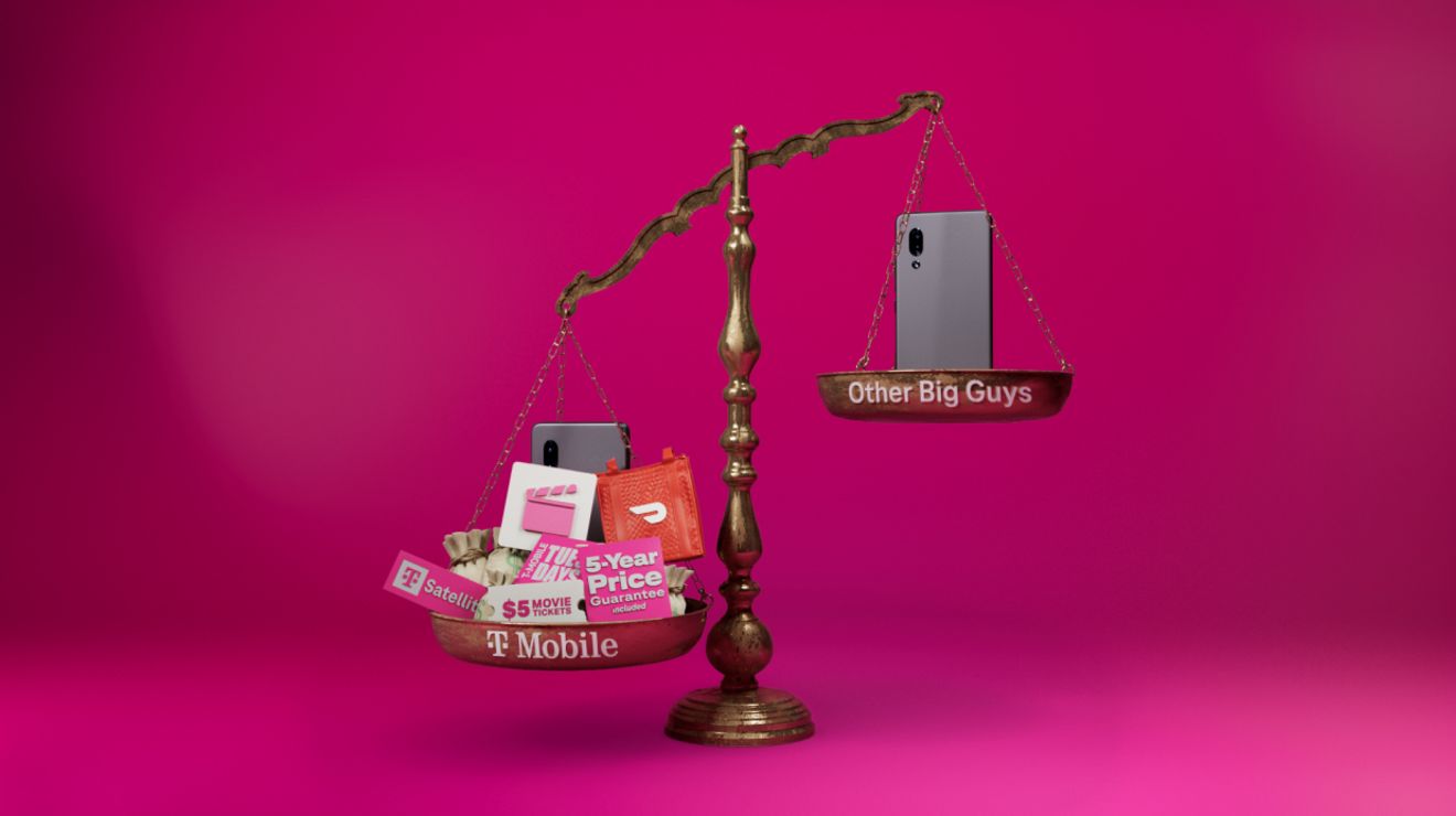 Una balanza que pesa el paquete de servicios de streaming de T-Mobile y lo compara con un solo teléfono con las marcas de otros proveedores sobre un fondo magenta.