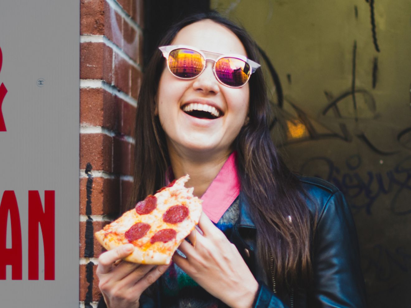 Una persona disfruta de una porción de pizza de pepperoni.