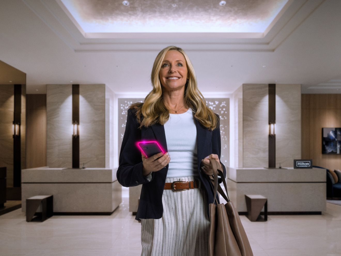 Una mujer caminando por el vestíbulo de un hotel.