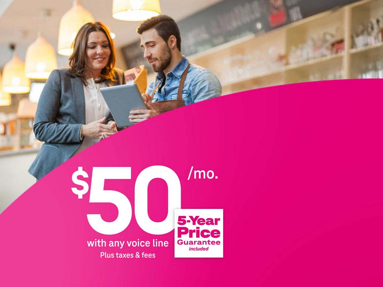 Un barista y un gerente usan Internet 5G para empresas en una tablet por $50 al mes con línea de voz elegible más impuestos y cargos, incluye precio garantizado por 5 años.