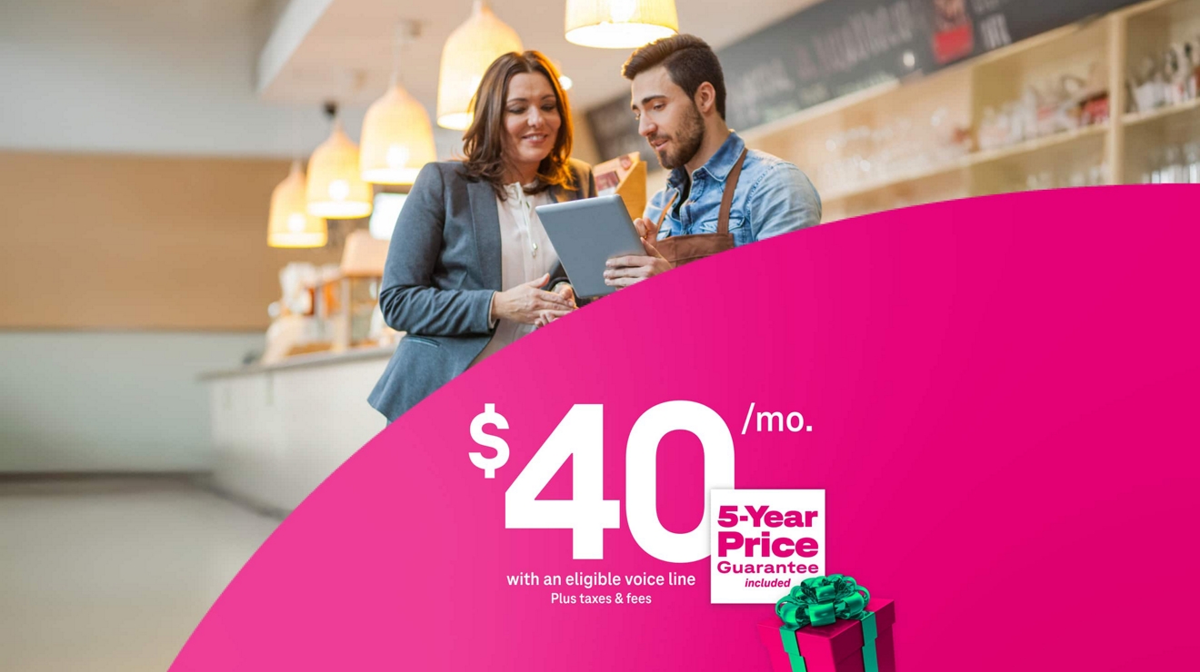 Dos empleados de una cafetería utilizan Internet 5G para empresas en una tablet por $40 al mes con una línea de voz elegible + impuestos y cargos, con precio garantizado por 5 años y un paquete para las fiestas.