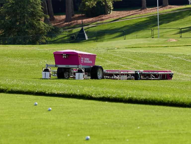 Robot recogepelotas autónomo 5G de T-Mobile en el campo de prácticas.