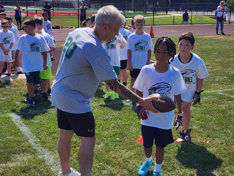 Bellport High School organiza un campamento de fútbol para niños.