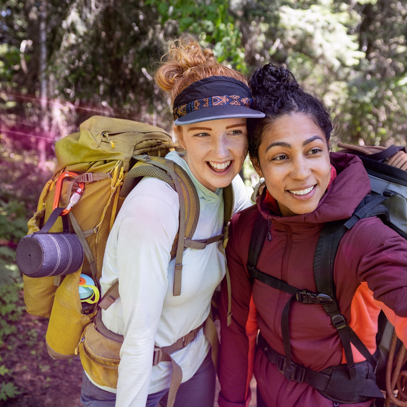 Montañista utilizando un teléfono con energía