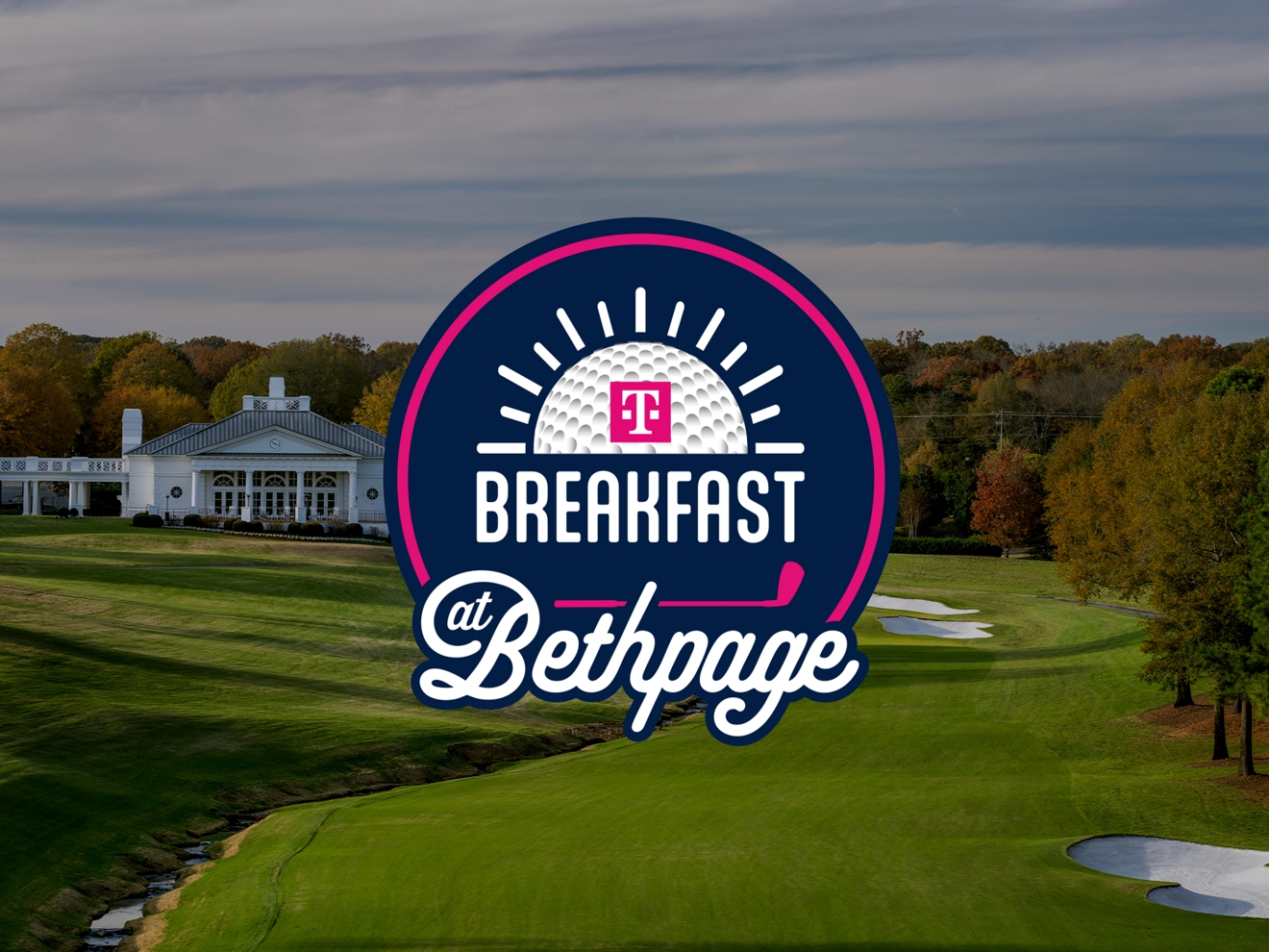 Logotipo de T-Mobile Breakfast at Bethpage superpuesto sobre una toma aérea de Bethpage Black.