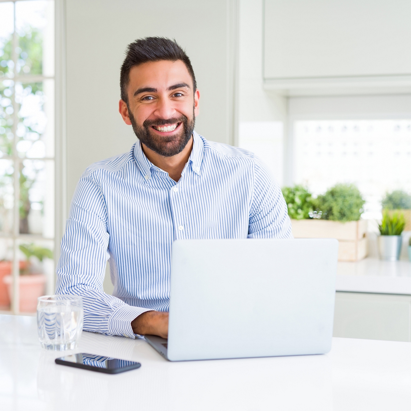 Empresario trabajando en una laptop