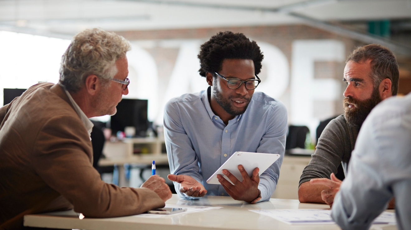 Empresarios en una gran agencia creativa